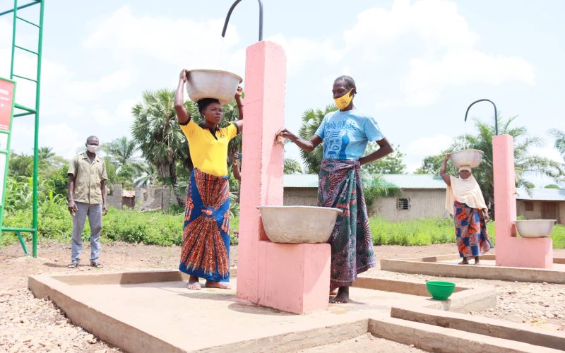 Puits d'eau potable dans un village en Afrique
